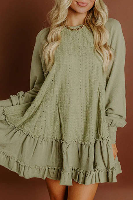 Robe courte à manches longues en jacquard vert laurier et à volants