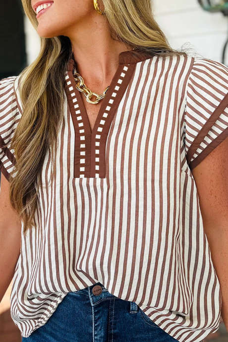 بلوزة مخططة باللون الكاكي مع كشكشة مزدوجة وأكمام قصيرة ورقبة على شكل حرف V