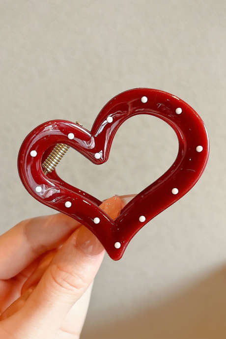 Feurig roter, gepunkteter Haarclip in Herzform aus Kunststoff – ein modisches Valentinstags-Accessoire.