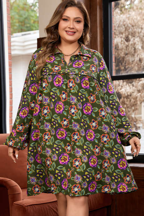 Vestido curto solto com estampa floral e gola V verde plus size