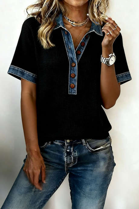 Zwarte wafelgebreide denim top met contrasterende rand en patchworkknoopjes, polokraag