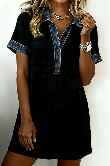 Zwarte wafelgebreide denim polojurk met contrasterende rand en patchwork en knopen