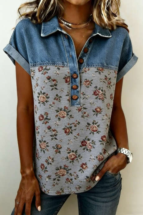 Camiseta polo cinza retrô com estampa floral e patchwork em jeans, com gola abotoada.