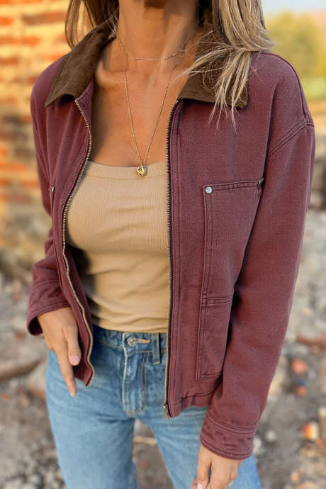 Kaffefärgad jeansjacka med manchesterkrage och dragkedja framtill