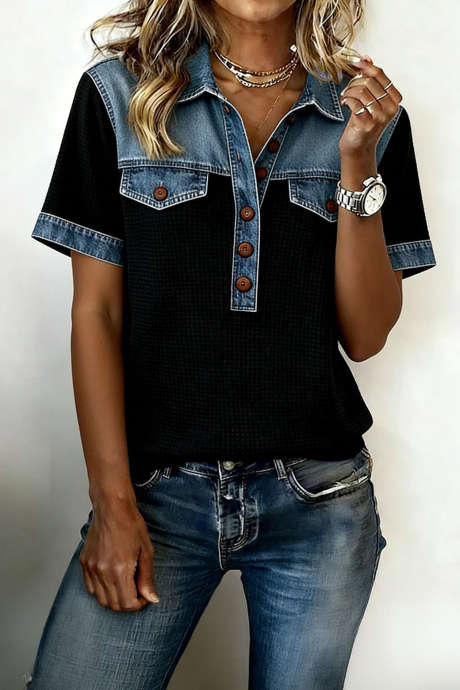 Zwarte wafelgebreide denim polotop met kleurblokken en patchwork, knoopjes en klep