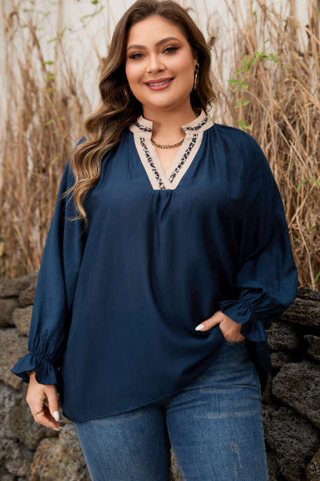 Marineblauwe blouse met contrasterende luipaardprint en patchworkkraag, lange mouwen en volantmouwen in grote maten