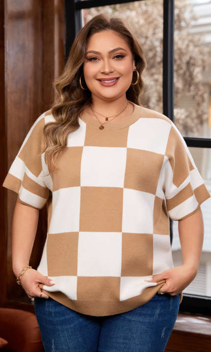 Jasnobeżowy sweter w kratkę w rozmiarze plus size z dzianiny z krótkim rękawem