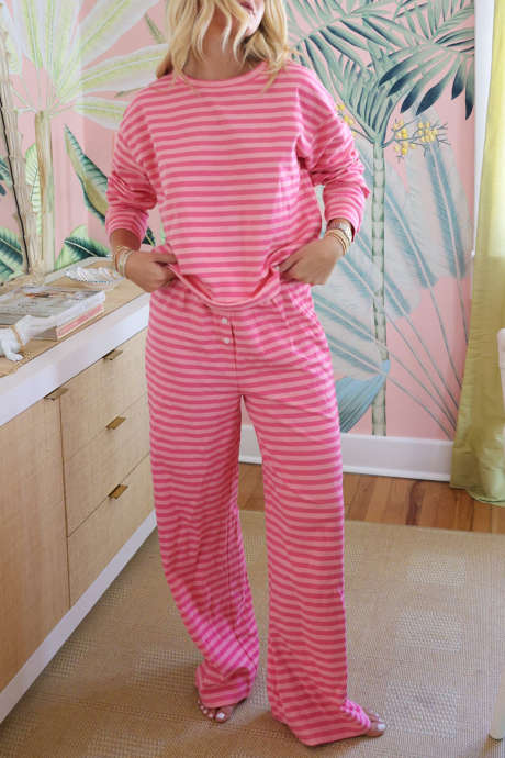 Rosenrandigt set med nedsänkta axlar och rund halsringning och raka byxor med knappar