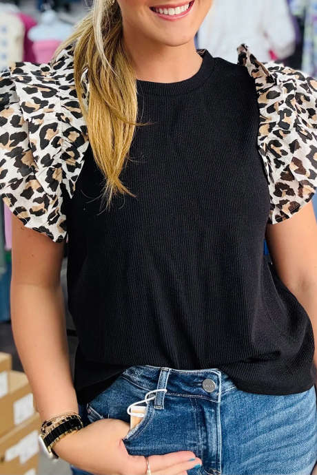 Blusa de malha canelada com babados e mangas curtas em preto com estampa de leopardo em contraste.