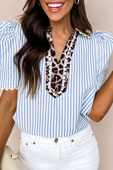 Bluzka w kolorze błękitnym z krótkim bufiastym rękawem i lamówką w panterkę, z kołnierzykiem i dekoltem w serek