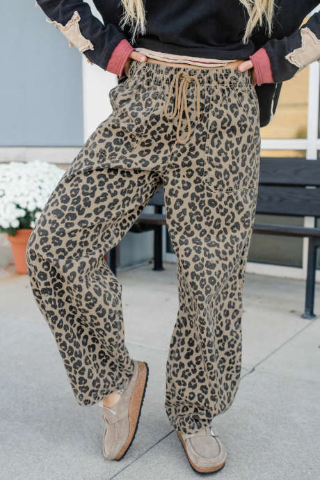 Calça jeans folgada com estampa de leopardo cáqui, cintura elástica com cordão e bolsos.