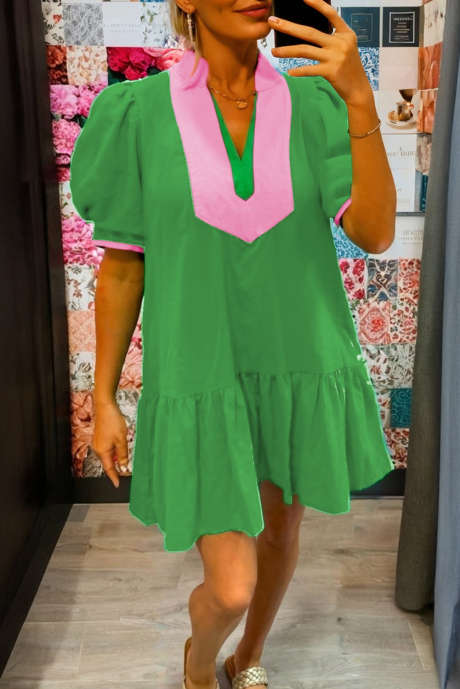 Felgroene mini-jurk met kleurblokdetail, splithals, korte pofmouwen en ruches aan de zoom