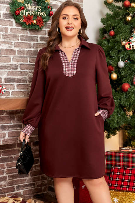 Sukienka mini w kontrastowym kolorze kawy z kołnierzykiem i lamówką w kratę w dużym rozmiarze