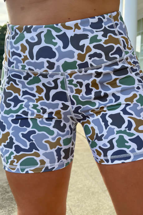 Hellblaue Biker-Shorts mit abstraktem Camouflage-Print und Nahtdetails