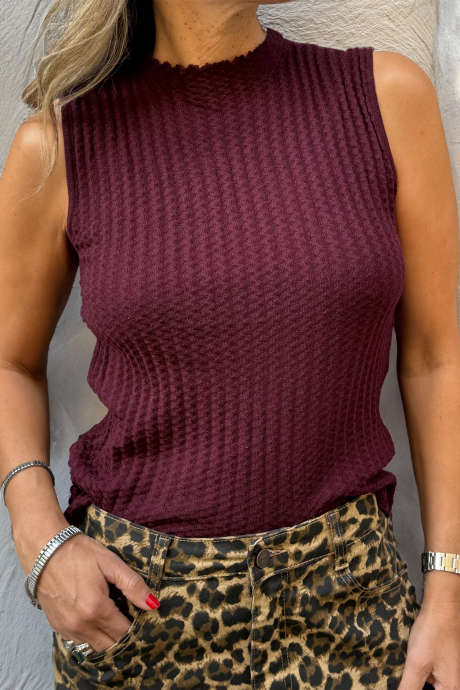 Bordeauxrode effen gebreide sweater met textuur en onafgewerkte halslijn.