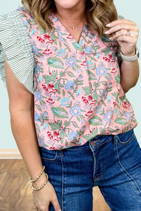 Roze blouse met bloemenprint, V-hals, contrasterende strepen en ruches, korte mouwen