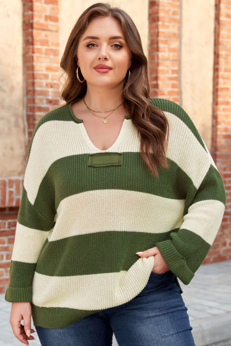 Zielony sweter w paski z blokami kolorów i wycięciem przy szyi w dużym rozmiarze