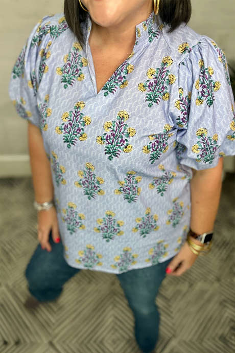 Hemelsblauwe top met blauwe bloemenprint en pofmouwen