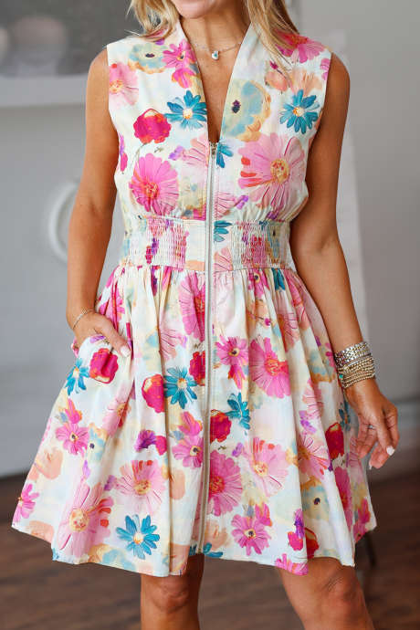 Schattige roze mini-jurk met bloemenprint, V-hals, ritssluiting, geplooide taille en uitlopende rok.