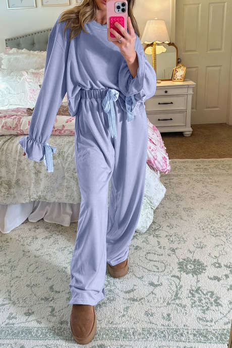 Conjunto de dos piezas para estar en casa, con top de manga larga con volantes en azul Beau y pantalones con cordón ajustable y lazo de terciopelo en contraste.