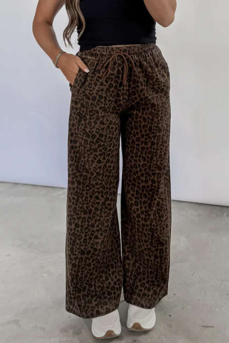 Ruskeat leopardikuvioiset solmittavat vyötäröltä olevat väljät farkut