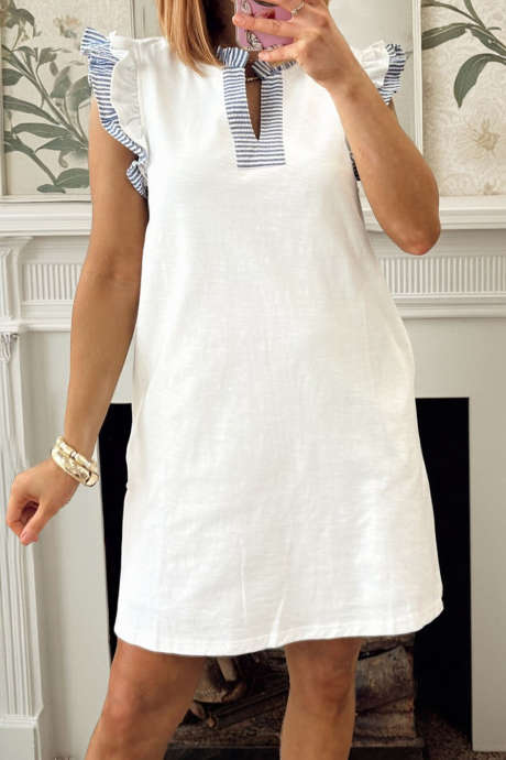 Biała, kontrastowa, pasiasta sukienka z rozcięciem przy dekolcie i falbaną bez rękawów