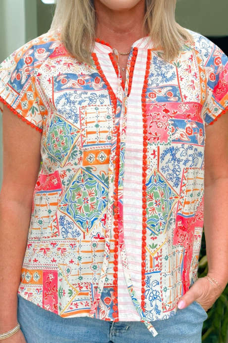 Rode top met zonnemotief en mozaïek om de nek