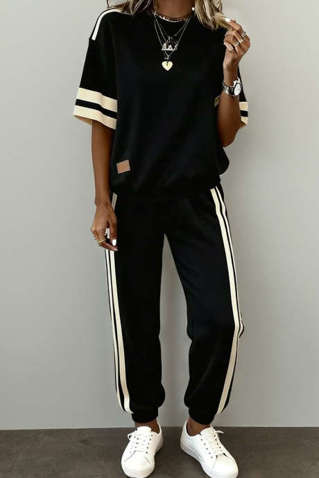 Zwarte varsity gestreepte details, losvallend T-shirt en joggingbroek, 2-delige outfit