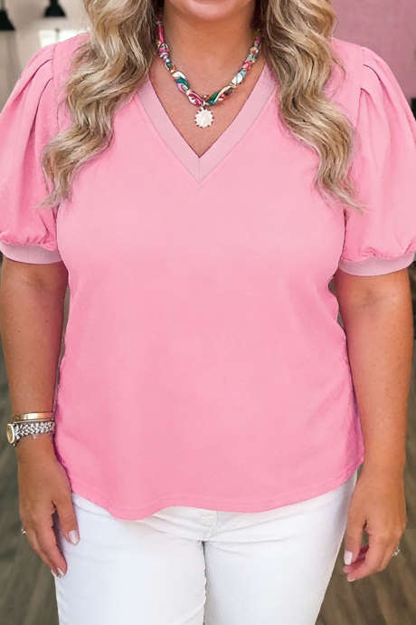 Bluzka w kolorze czekoladowego kontrastu z dekoltem w serek i plisowanymi, krótkimi bufiastymi rękawami w dużym rozmiarze