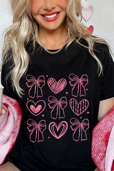Czarna, słodka kokardka z nadrukiem w kształcie serca na Walentynki