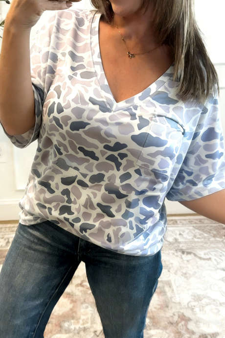 Koszulka z nadrukiem w kamuflażu w kolorze szarym, z jedną kieszenią na piersi i dekoltem w serek