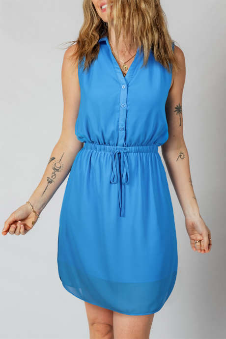 Robe chemise sans manches bleue à demi-boutons, col et taille élastiquée
