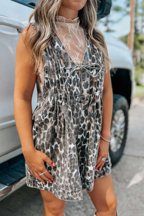 Combinaison en jean kaki délavé à plis au niveau de la poitrine et col en V sans manches