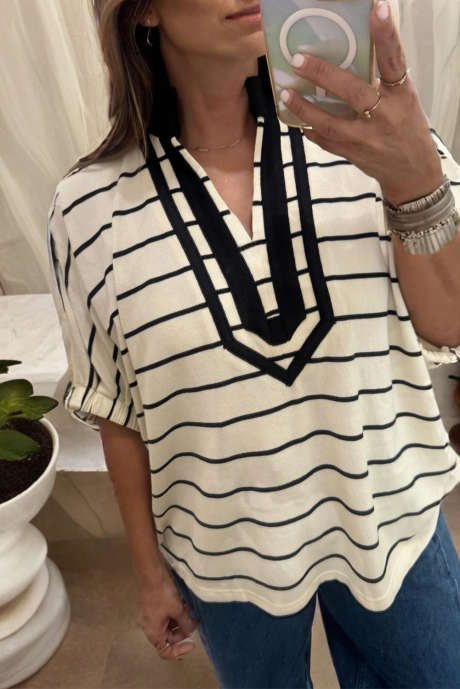 Biały top typu Dolman z kołnierzykiem w paski, dekoltem w serek, elastycznymi mankietami i krótkim rękawem LC25230152-P119