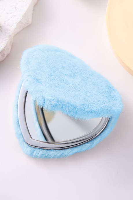 Vaaleansininen sydämenmuotoinen kaksipuolinen pörröinen söpö minikosmetiikkapeili