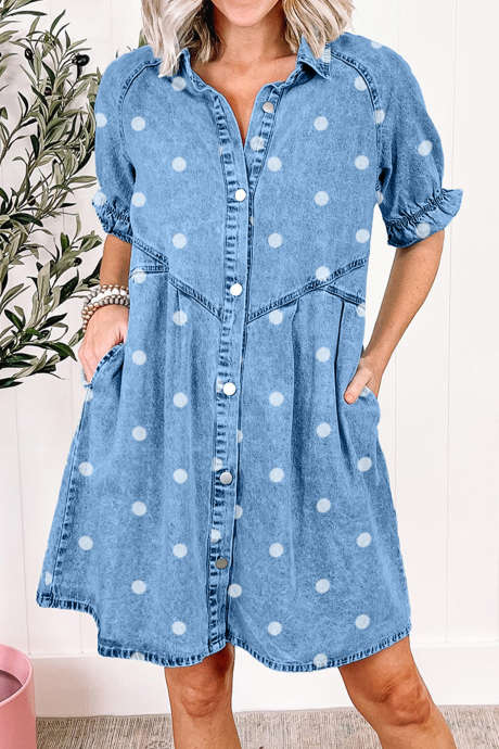 Nebesky modré puntíkované krátké volné džínové šaty s nabíranými rukávy a knoflíky