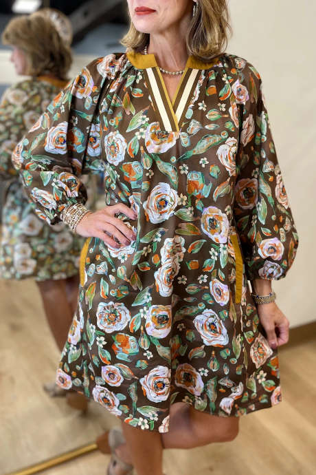 Brun blommig klänning med kontrasterande detaljer och v-ringning och fickor