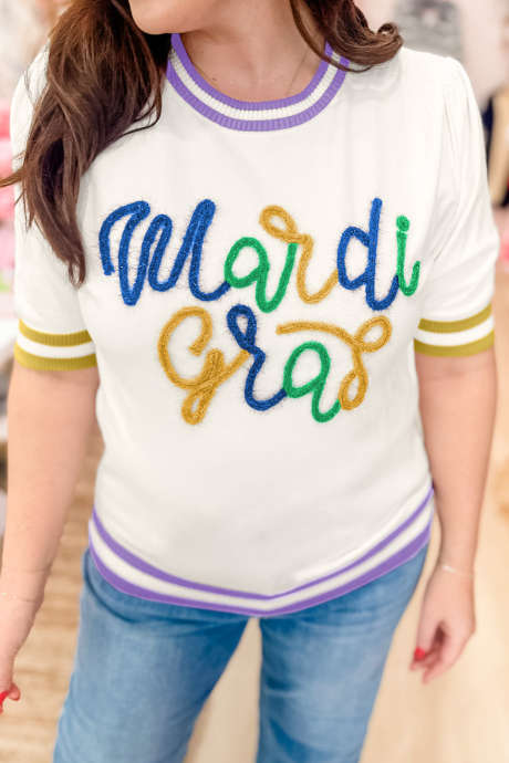 Witte Mardi Gras-trui met glitterletters en grafische print, preppy stijl, korte mouwen en gestreepte details