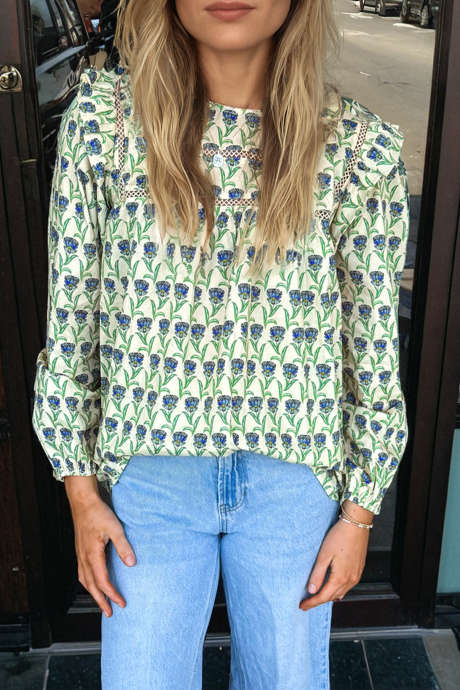Groene blouse met lange mouwen en kanten details en ruches