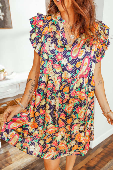 Vestido curto multicolorido com estampa étnica paisley floral, decote em V e mangas curtas com babados.