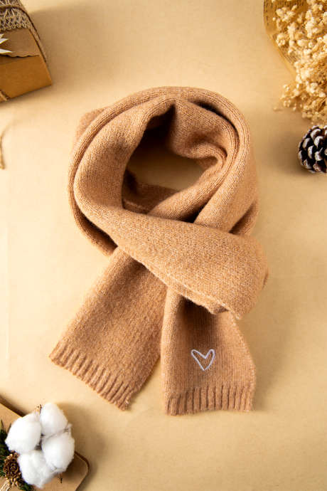 Ciepły, dzianinowy szalik z haftowanym wzorem w kształcie serca w stylu tajskim z prążkowanym wykończeniem