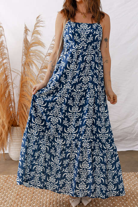 Vestido longo azul boho com estampa floral, alças ajustáveis, cintura alta e camadas.