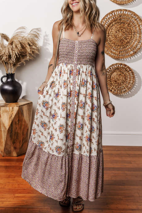 Vestido de verão boho multicolorido com estampa floral, patchwork contrastante e botões frontais.
