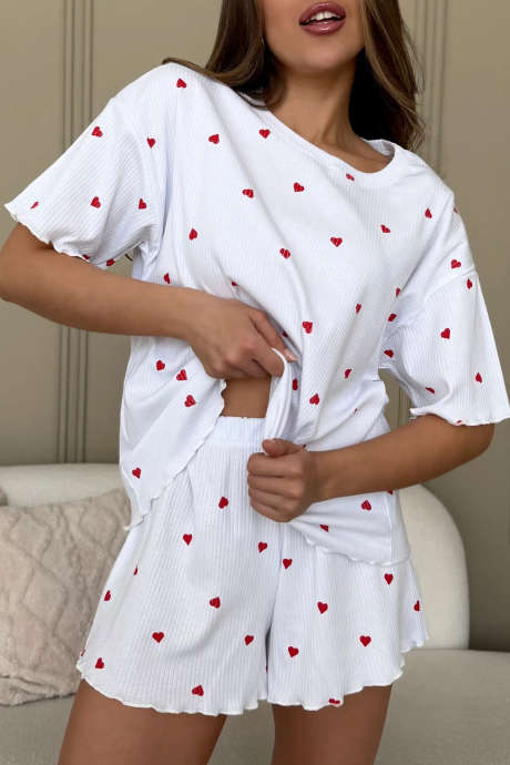Biały, prążkowany komplet wypoczynkowy z nadrukiem w kształcie serca walentynkowego