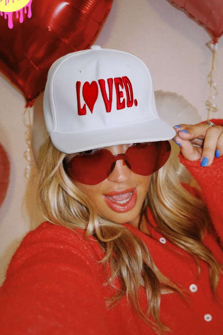 Biała, haftowana czapka bejsbolówka LOVED z okazji Walentynek