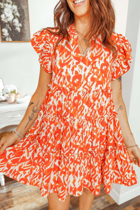 Vestido curto multicolorido com babados, mangas curtas e estampa boêmia em camadas.