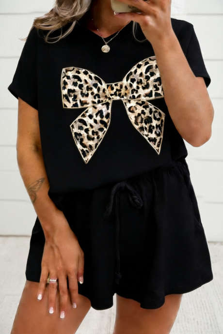 Schwarzes, kontrastfarbenes Leoparden-T-Shirt mit Schleife, V-Ausschnitt und lockerer Passform, dazu Shorts mit Kordelzug (2-teiliges Outfit)