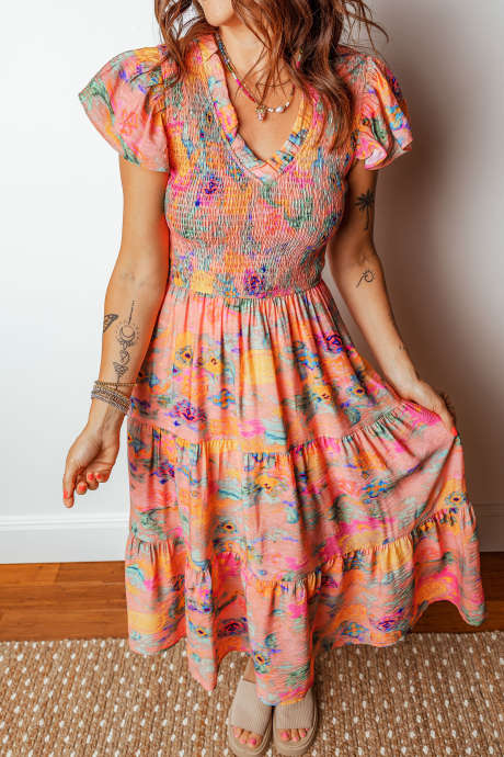 Vestido midi multicolorido com decote em V, mangas esvoaçantes, franzido e estampa boêmia em camadas.