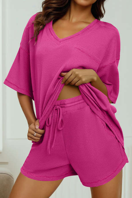 Komplet kratkih hlač z vrvico in rose rdečo enobarvno majico z izrezom v obliki črke V