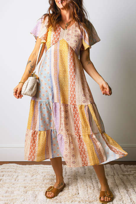 Vestido midi boho multicolorido com estampa floral mista, decote em V e mangas esvoaçantes.